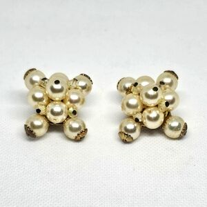 Vintage & Unique Pearl Gold Toned Clip Earrings.